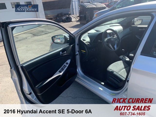 2016 Hyundai Accent SE 5-Door 6A